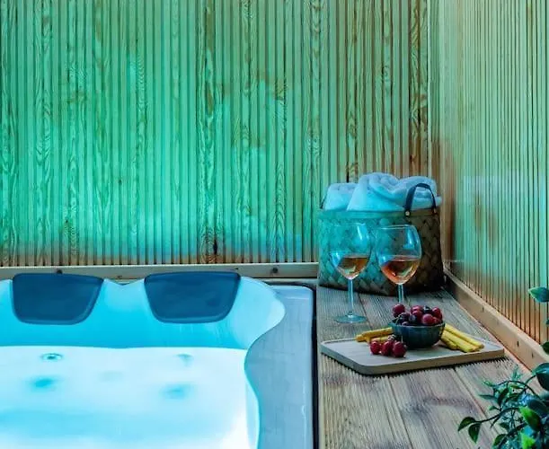 Amelia Jacuzzi Maisonette Ath Center
