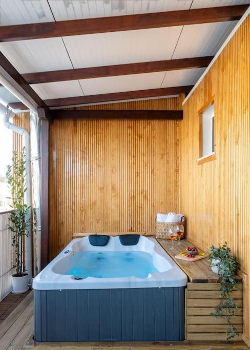 Amelia Jacuzzi Maisonette Ath Center Apartment