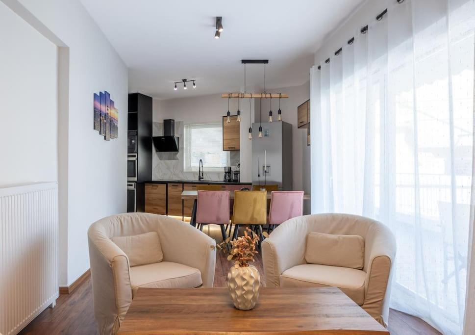 Amelia Jacuzzi Maisonette Ath Center *