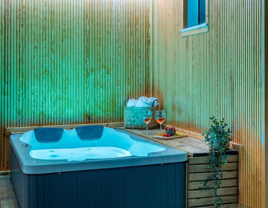 Amelia Jacuzzi Maisonette Ath Center Apartment *