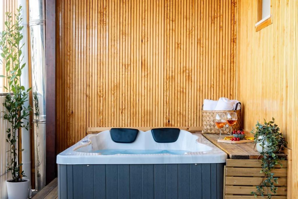 Amelia Jacuzzi Maisonette Ath Center